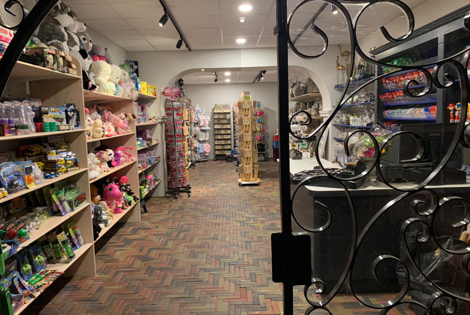 Loop even gezellig binnen in de shop bij Preston Palace