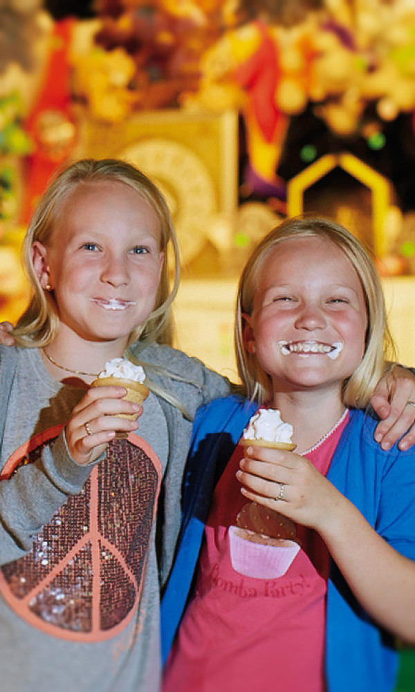 Meisjes_eten_softijse_Indoor-Kermis_Preston_Palace