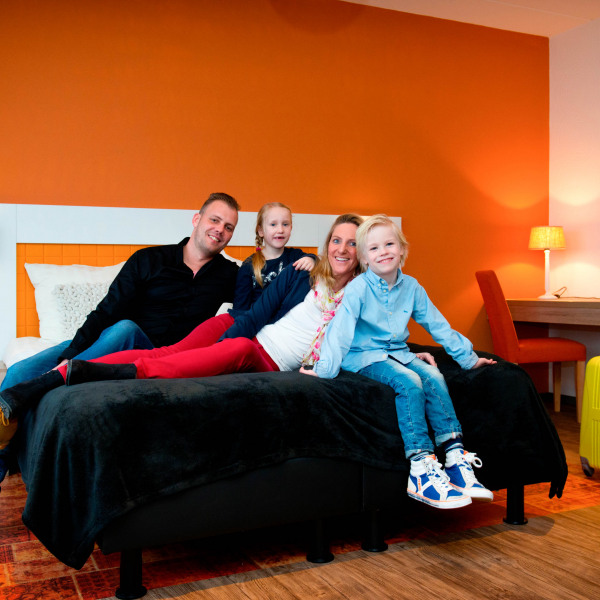Ouders-met_twee_kinderen_in_Royal_Hotelkamer_Preston_Palace