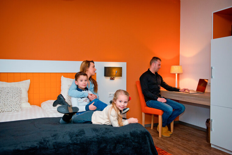 Gezin_met_kinderen_in_Royal_hotelkamer_Preston_Palace