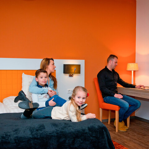 Gezin_met_kinderen_in_Royal_hotelkamer_Preston_Palace
