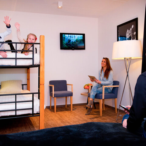 Kids_op_stapelbed_met_ouders_in_Royal_hotelkamer_Preston_Palace