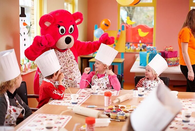 Kinderen_hebben_pret_met_mascotte_Alice_tijdens_cupcake_kinderfeestje_in_Preston_Palace