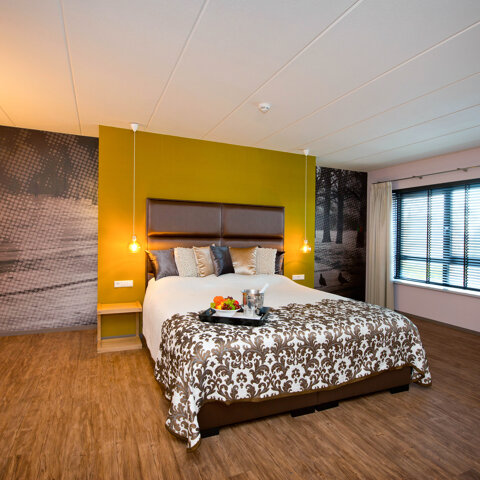 Kingsize_bed_in_luxe_Suite_Preston_Palace_all-in_hotel
