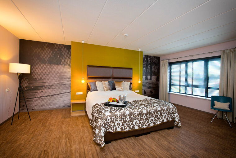 Kingsize_bed_in_luxe_Suite_Preston_Palace_all-in_hotel