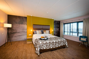 Kingsize_bed_in_luxe_Suite_Preston_Palace_all-in_hotel