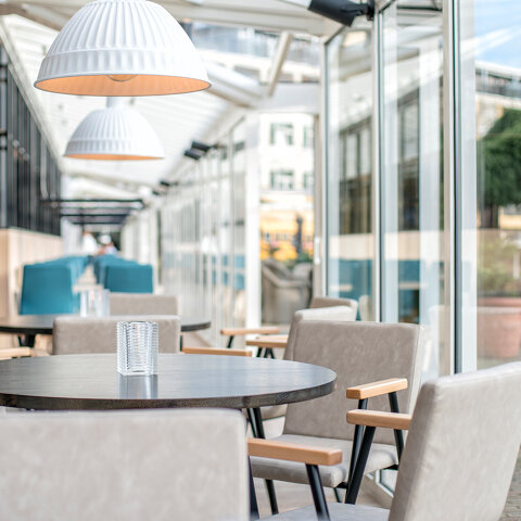 Doorkijk_serre_huiskamersfeer_nieuw_hotelrestaurant_Preston_Palace