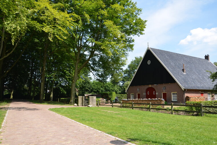 Gravenallee_met_Twentse_boerderij_in_omgeving_Preston_Palace