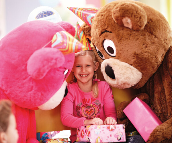 Jariggg_meisje_pakt_kadootjes_uit_met_mascottes_Preston_en_Alice_in_Preston_Palace