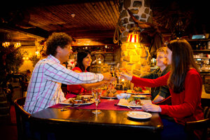 Bistro_de_Heerlijkheid_gezin_toast_a_la_carte_diner_Preston_Palace