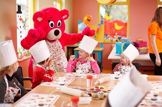 Kinderen_hebben_pret_met_mascotte_Alice_tijdens_cupcake_kinderfeestje_in_Preston_Palace