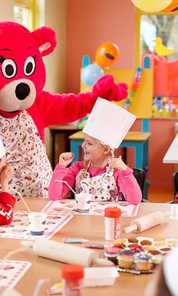 Kinderen_hebben_pret_met_mascotte_Alice_tijdens_cupcake_kinderfeestje_in_Preston_Palace