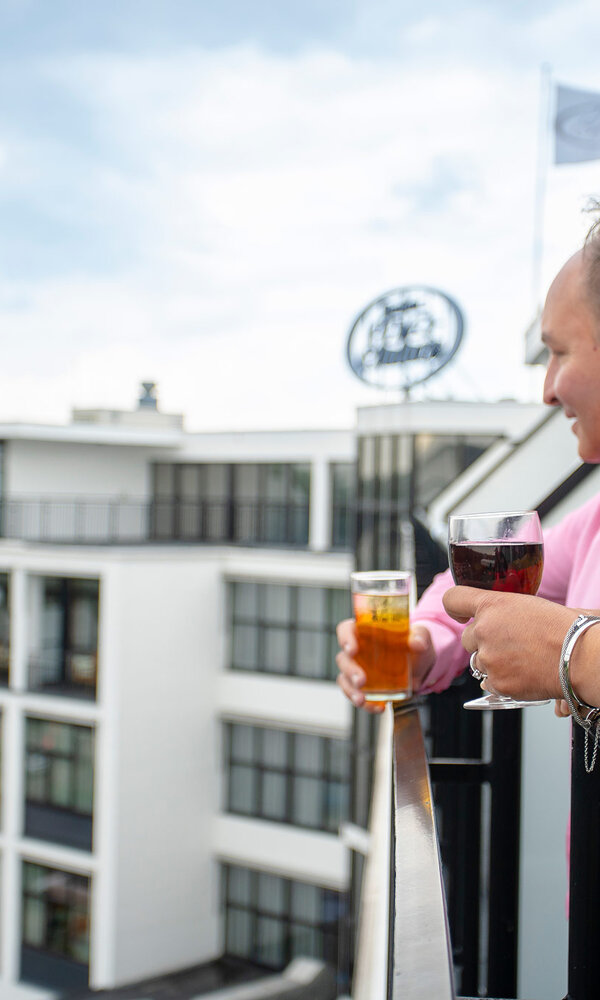 Op balkon met drankje