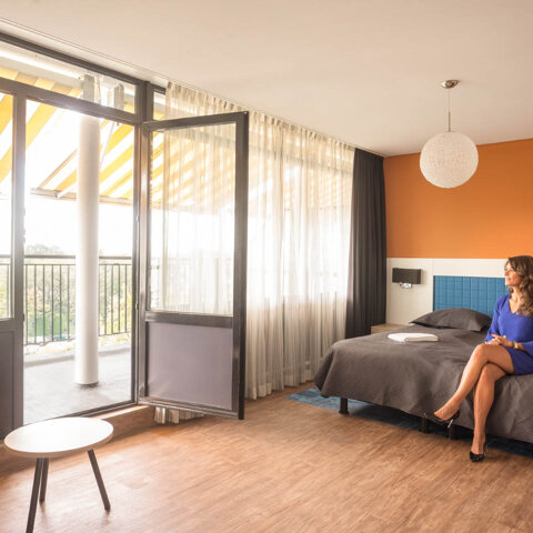 WEB-Balkon-Hotelkamer-4e-etage-bed-agnes-2