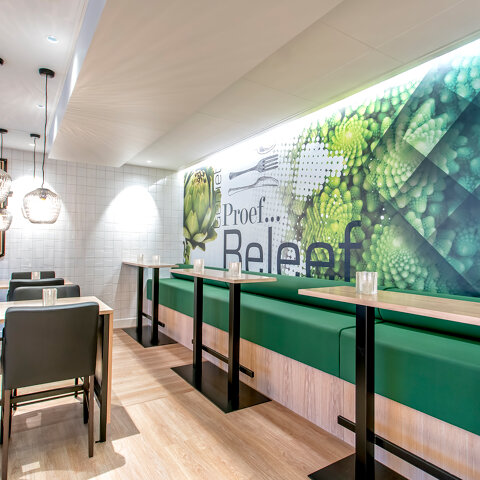 Zithoek_met_verhoogde_bank_tNieuw_Hotelrestaurant_Preston_Palace