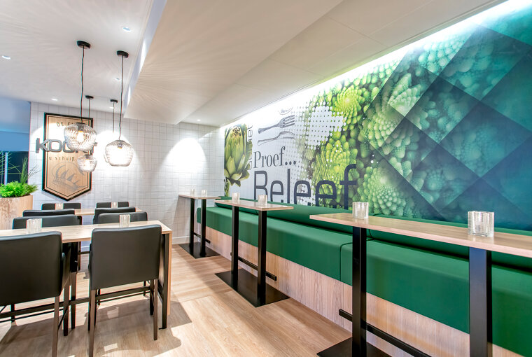 Zithoek_met_verhoogde_bank_tNieuw_Hotelrestaurant_Preston_Palace
