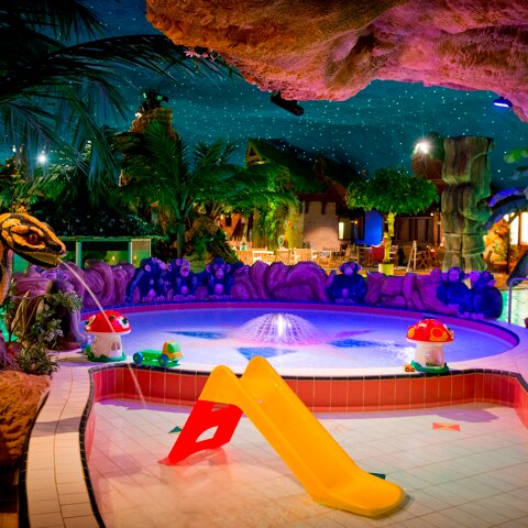 Glijbaantje_in_kinderbad_subtropisch_zwemparadijs_Preston_Palace