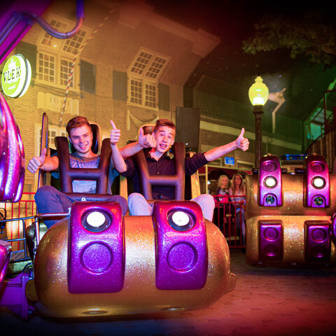 Jongens_in_Energy_Storm_attractie_Indoor-Kermis_Preston _Palace