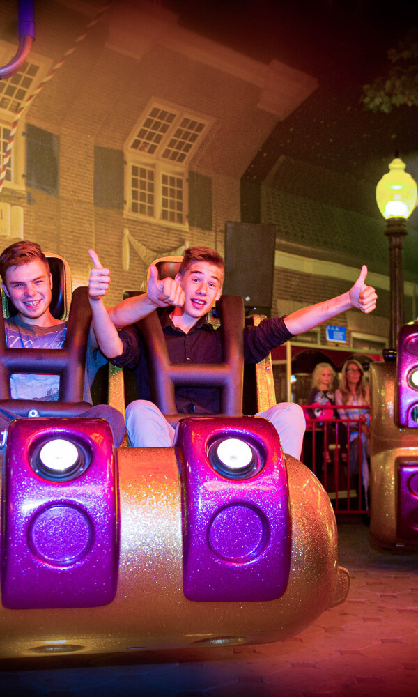 Jongens_in_Energy_Storm_attractie_Indoor-Kermis_Preston _Palace
