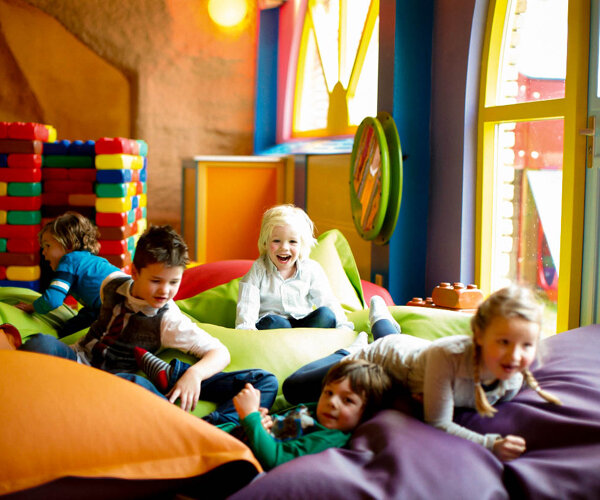 Kinderen_ravotten_in_de_zitzakken_in_de_spelotheek_van_Preston_Palace