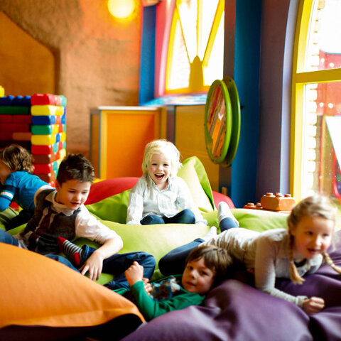 Kinderen_ravotten_in_de_zitzakken_in_de_spelotheek_van_Preston_Palace