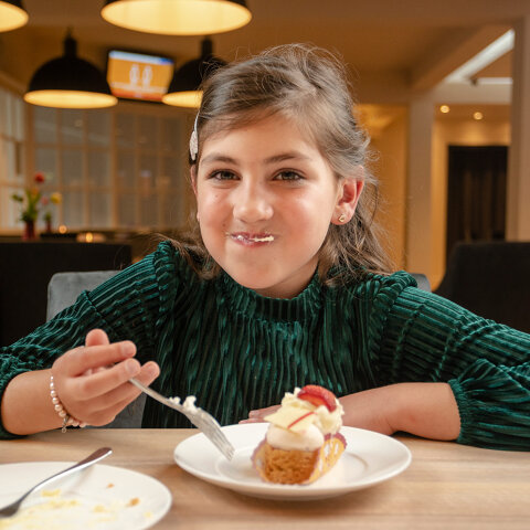 Meisje met taart in Black rock