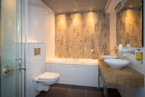 Royale_badkamer_met_whirlpool_stortdouche_Suite_Preston_Palace_all-inclusive_hotel