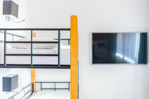 Stapelbed en tv in Classic kamer