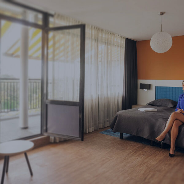 web-balkon-hotelkamer-4e-etage-bed-agnes-2-gedimd
