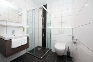 Badkamer_met_douche_en_toilet_Royal-hotelkamer_Preston_Palace