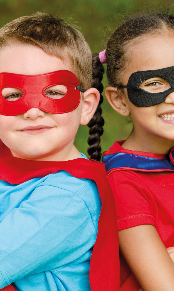 Jongetje_en_meisje_verkleed_als_superheld_kinderfeestje_partijtje_Preston_Palace