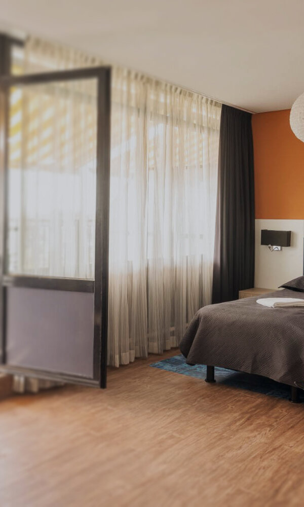 web-balkon-hotelkamer-4e-etage-bed-agnes-2-mobile