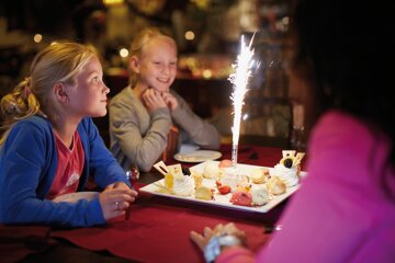 Kinderen_smullen_dessert_Bistro_de_Heerlijkheid_Preston_Palace