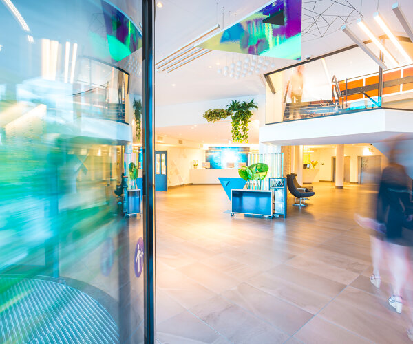 Preston-Palace-Lobby-met-draaideur
