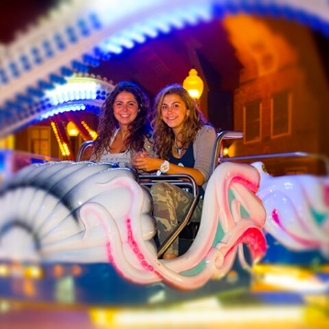 Vriendinnen_in_attractie_Octopus_ndoor-Kermis_Preston_Palace_