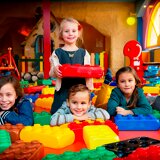 Jongens_en_meisjes_spelen_met_blokken_in_de_spelotheek_van_Preston_Palace