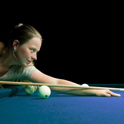 NEW-woman-aiming-billiard