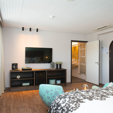 Royale_suite_met_zitje_Kingsize_bed_flatscreen_TV_Preston_Palace_all-in