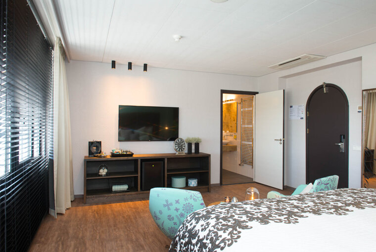 Royale_suite_met_zitje_Kingsize_bed_flatscreen_TV_Preston_Palace_all-in