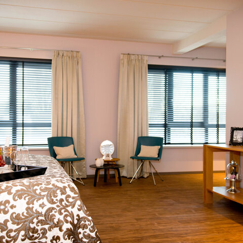 Kingsize_bed_en_mega_flatscreen_TV_in_luxe_Suite_Preston_Palace