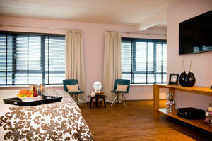 Kingsize_bed_en_mega_flatscreen_TV_in_luxe_Suite_Preston_Palace