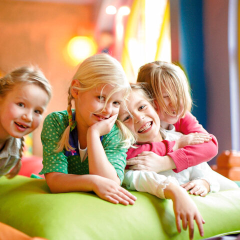 Meisjes_chillen_op_de_zitzakken_in_de_spelotheek_van_Preston_Palace