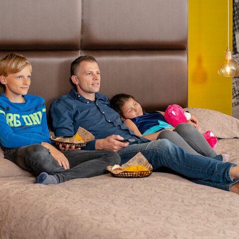Vader met kids op bed