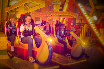 Kinderen_in_Extraordinary_Bikes_attractie_Indoor-Kermis_Preston _Palace