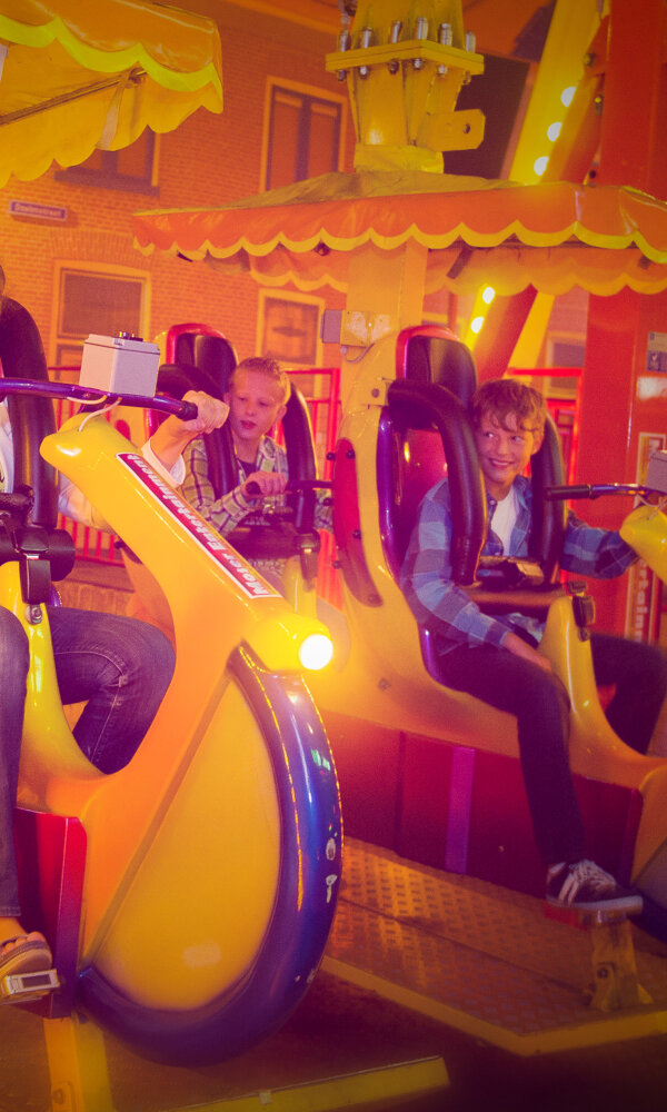 Kinderen_in_Extraordinary_Bikes_attractie_Indoor-Kermis_Preston _Palace