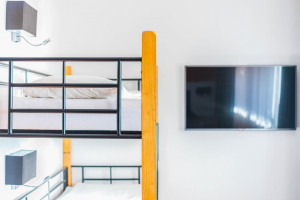 Stapelbed en tv in Classic kamer