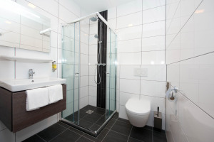 Badkamer_met_douche_en_toilet_Royal-hotelkamer_Preston_Palace