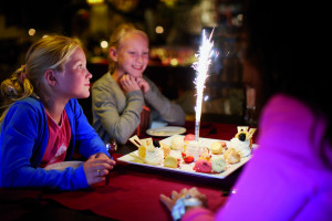 Kinderen_smullen_dessert_Bistro_de_Heerlijkheid_Preston_Palace