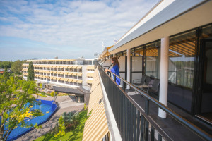 WEB-Balkon-Hotelkamer-4e-etage-uitzicht-Agnes-2